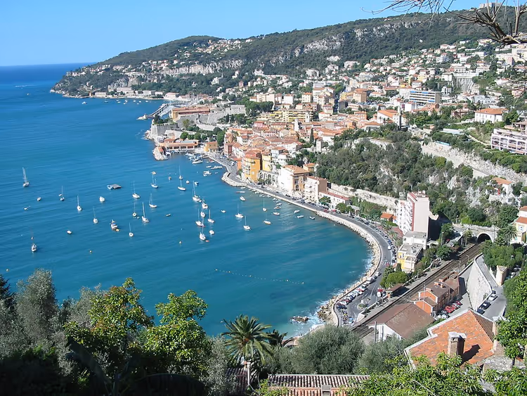 Panorama van Villefranche-sur-Mer met baai en jachten