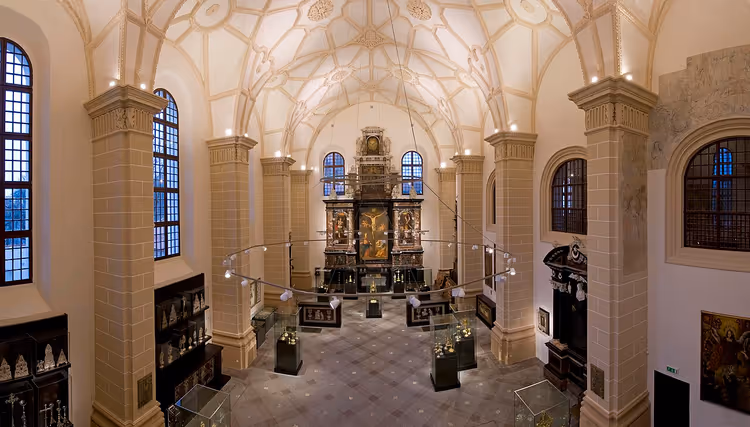 Kilise Mirası Müzesi ile Aziz Michael Kilisesi'nin iç mekânı