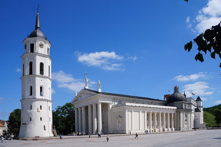 Vilnius'ta beyaz katedral ve çan kulesi