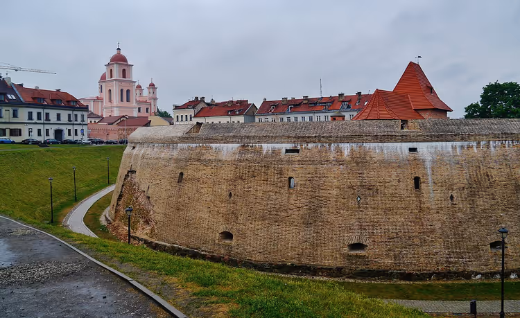 Vilnius'taki şehir surlarının topçu burcu
