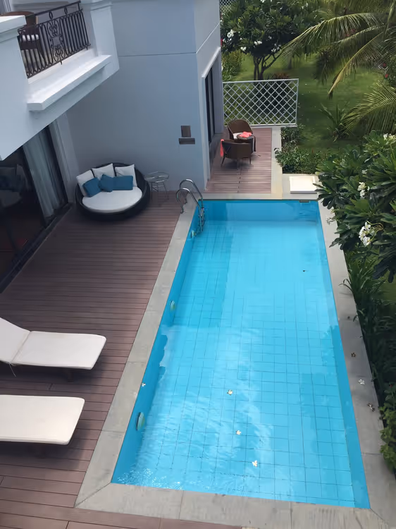 Evin yanında özel havuzu ve şezlongları olan villa