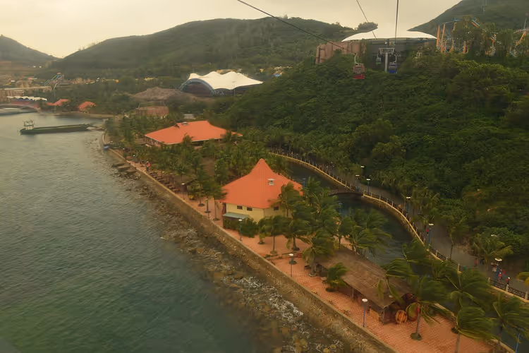 Vinpearl Nha Trang manzarası ve teleferik