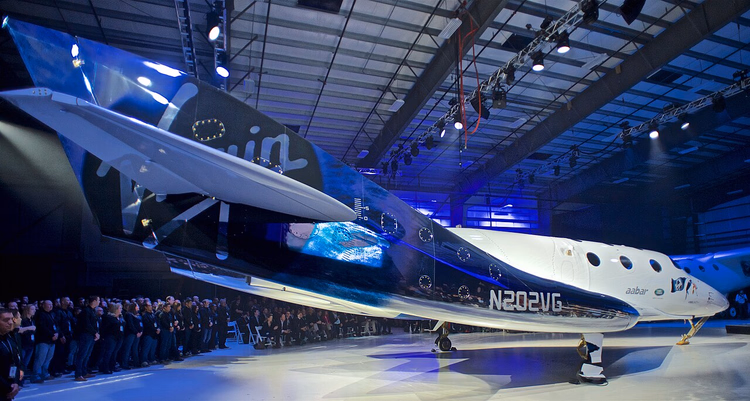 Virgin Galactics turistromskip SpaceShipTwo i en hangar
