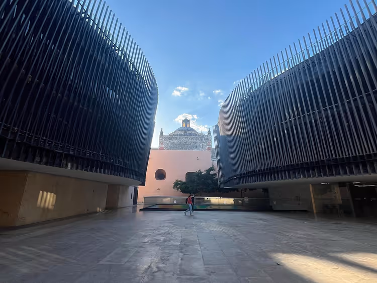 Palacio de la Musica yanındaki meydandan Merida Katedrali'ne bakış