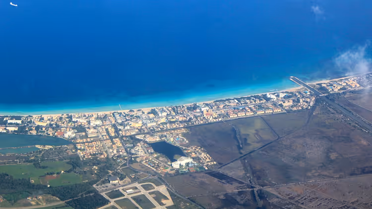 Flyfoto av Playa de Muro-stranden og havet