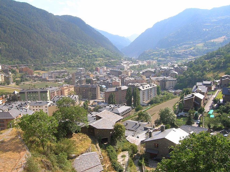 Panorama van Encamp in een bergdal in Andorra