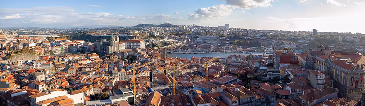 Panorama over Porto med elven og teglsteinstak