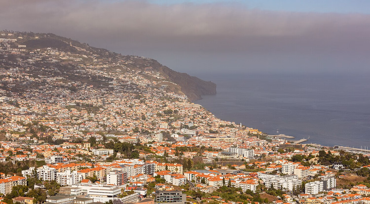 Luftaufnahme von Funchal und der Meeresküste