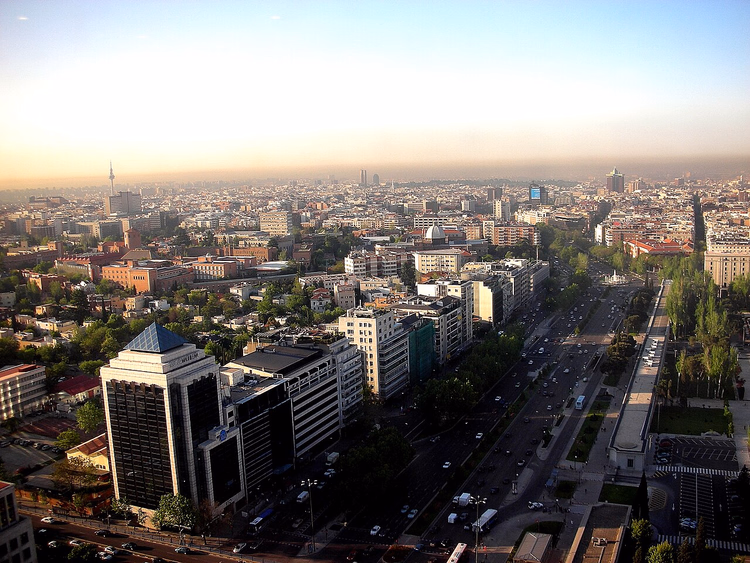 Geniş bir Madrid caddesinin kuş bakışı görünümü
