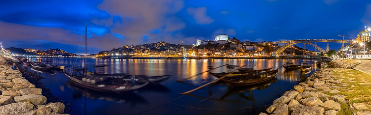 Porto om natten og Dom Luís I-broen over Douro