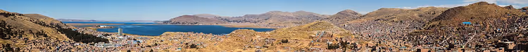 Panorama av byen Puno og Titicacasjøen i Peru