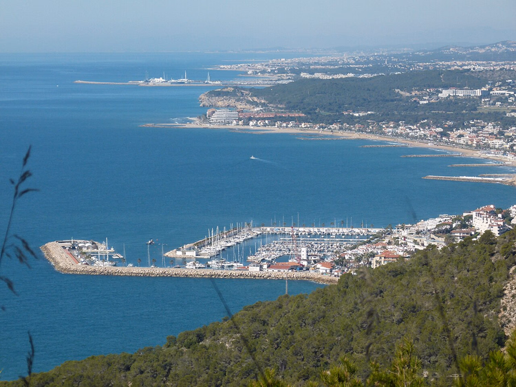 Garraf-kysten med en marina og utsikt mot Sitges