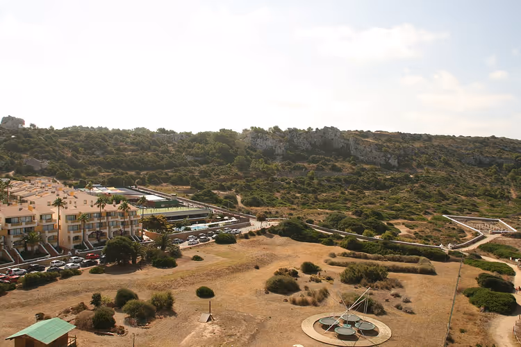 Luchtfoto van de kliffen en het hotelcomplex van Son Bou