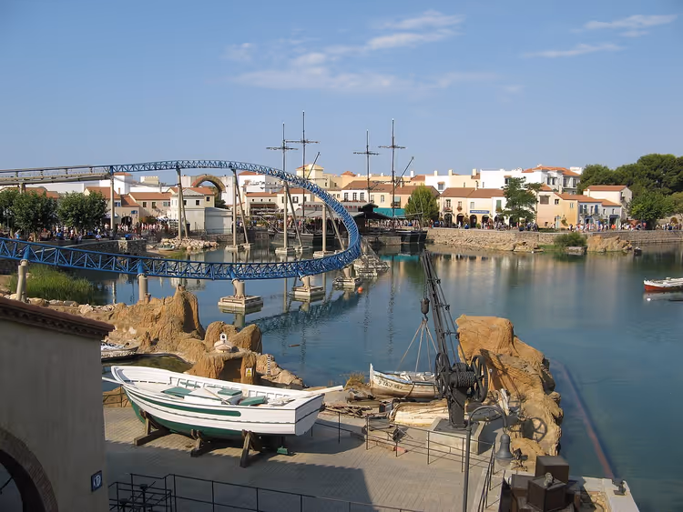 PortAventura'da göl ve hız treni