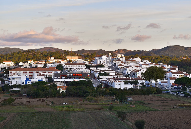 Panorama der weißen Stadt Aljezur bei Sonnenuntergang