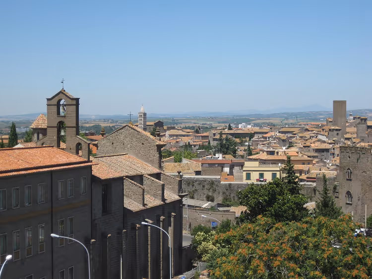Panorama de Viterbe avec ses tours et ses toits en terre cuite
