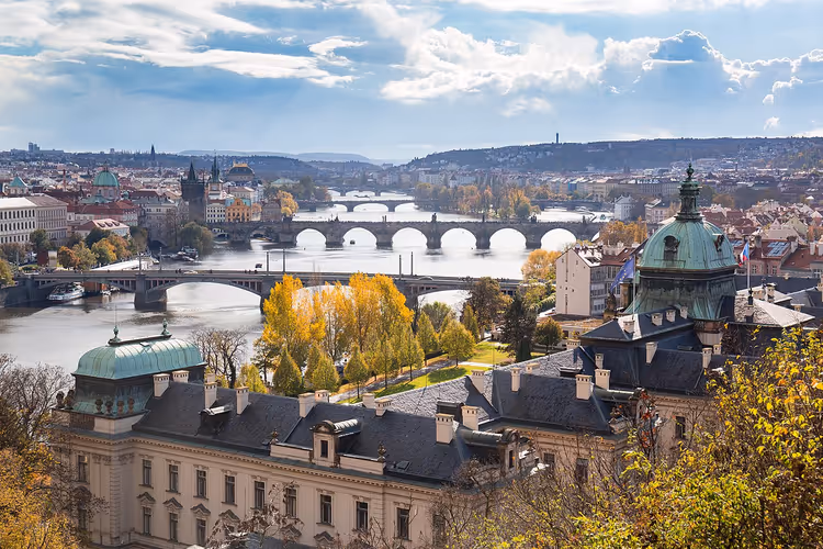 Panorama van Praag met de Vltava en bruggen in de herfst