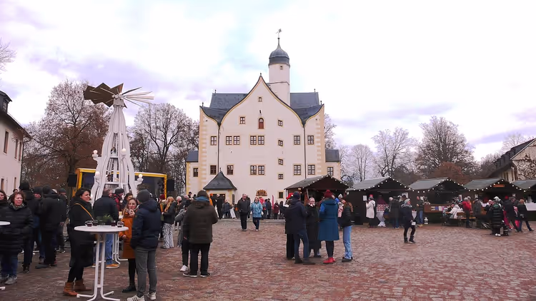 Weihnachtsmarkt in einem Burghof