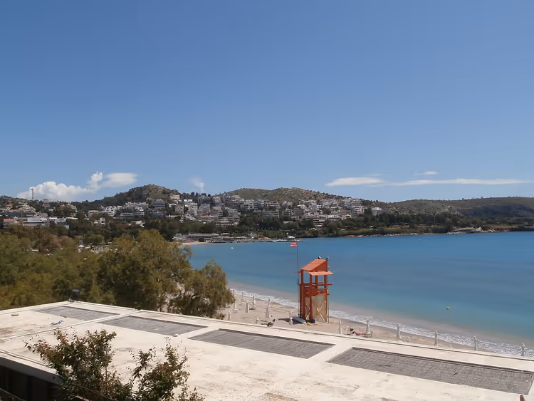 Warmes Meer entlang der Athener Riviera