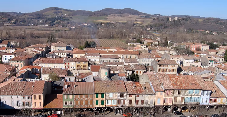Mittelalterlicher Platz von Mirepoix in Okzitanien