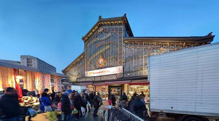 Pabellón cubierto del mercado de Porta Palazzo al anochecer