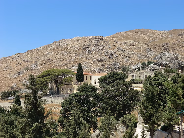 Preveli-klosteret mot en bakgrunn av fjell og trær