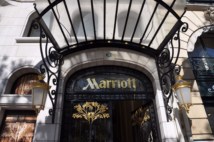 Inngangen til Marriott-hotell med smijernskåpe