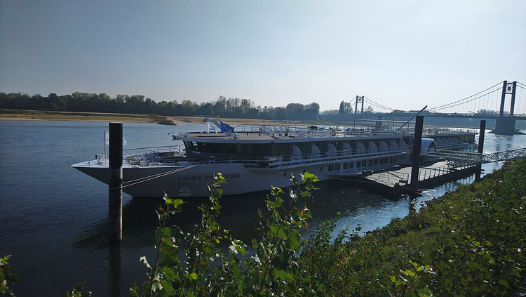 Barco de cruzeiro fluvial atracado no Loire em Ancenis