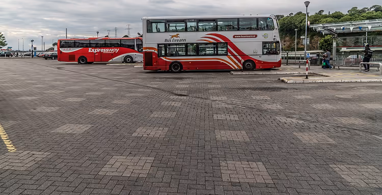 Røde dobbeltdekkere på bussstasjonen i Waterford