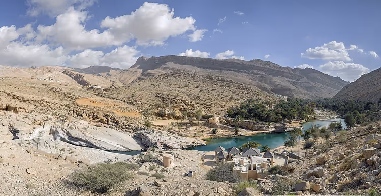 Turquoise poelen van Wadi Bani Khalid tussen de rotsen van Oman