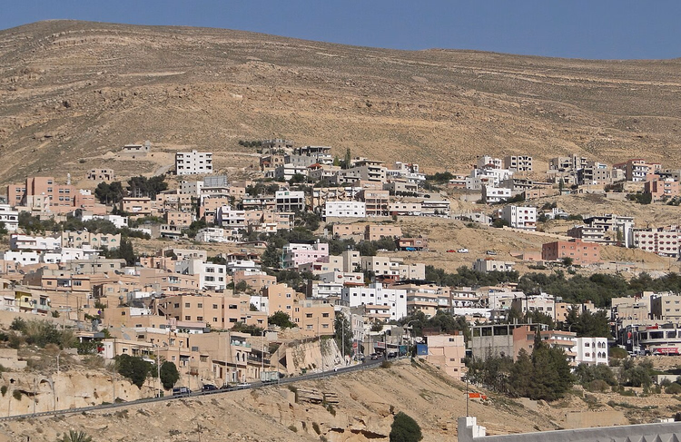 بانوراما لوادي موسى على سفح صحراوي