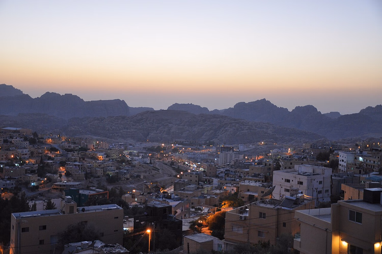 وادي موسى عند الغسق أمام الجبال الصخرية