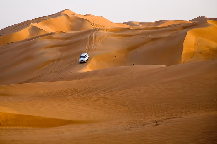 Offroad-kjøretøy på sanddynene i Wahiba Sands