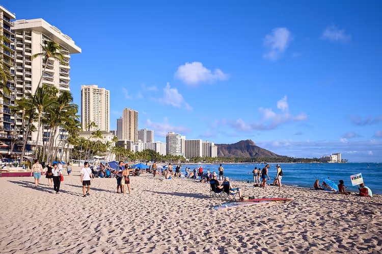 Waikiki Beach mit Hotels und dem Vulkan Diamond Head