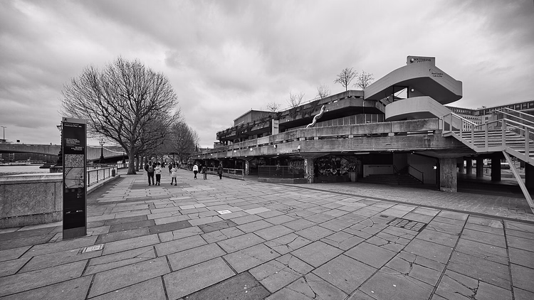 Passeggiata sul lungofiume del Southbank Centre, terrazze brutaliste
