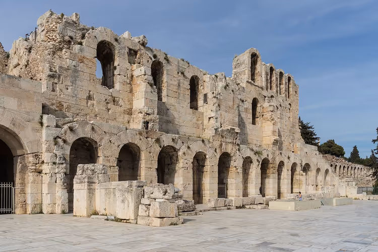 Steinfasaden til Odeon av Herodes Atticus med buer i Athen