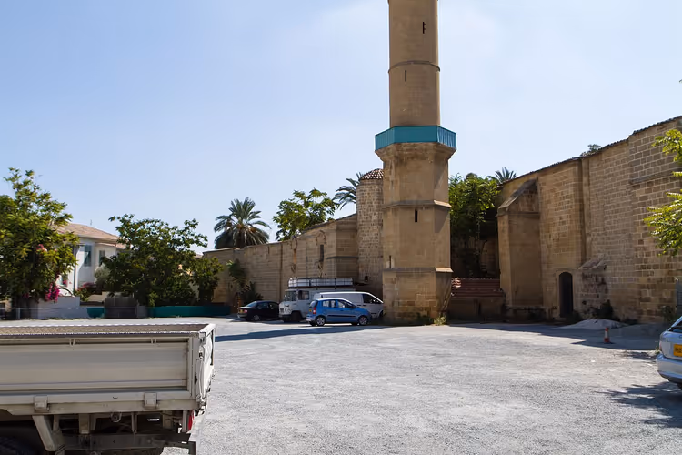 Minaret en vestingmuur in de oude stad van Nicosia