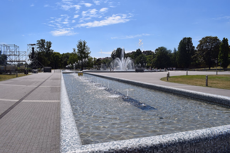 Mozaïekkanaal en werkende fonteinen in het park