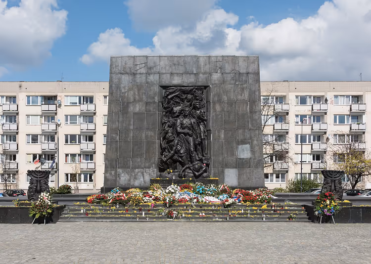 Monumentet over heltene fra Warszawagettoen med et bronsefelt