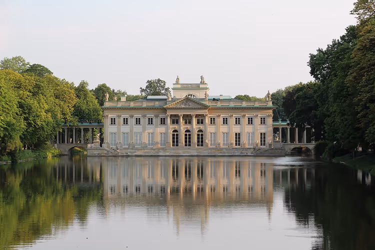 Lazienki-palasset på en øy i en dam i Warszawa
