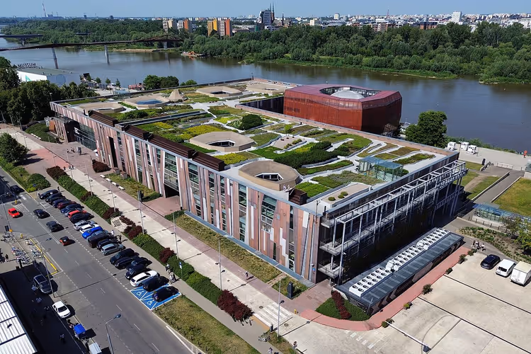 Flyfoto av Kopernikus vitenskapssenter i Warszawa