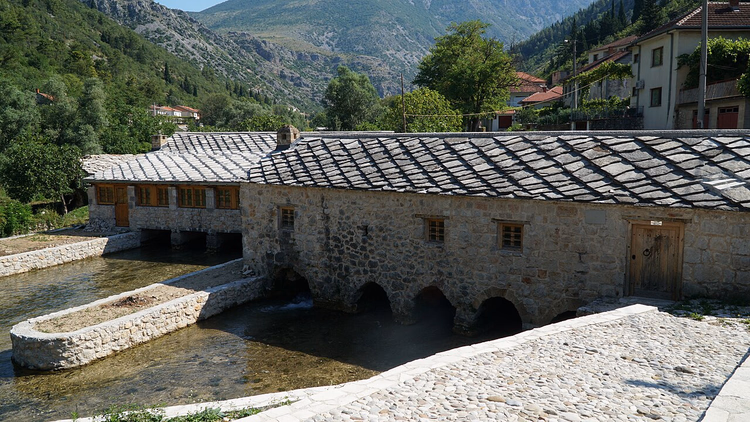 Alte Steinmühle am Fluss in Stolac
