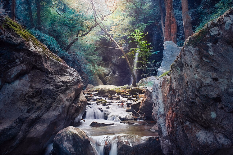 Boswaterval tussen de rotsen op de Pelion