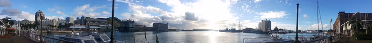Panorama van de waterkant van Port Louis met boten en gebouwen