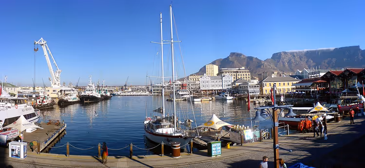 Victoria & Alfred Waterfront met jachten en Tafelberg