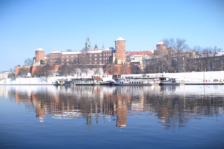 Wawelburcht in de winter boven de Wisla