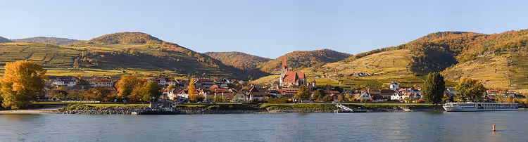 Panorama av Weissenkirchen i Wachau-dalen over Donau