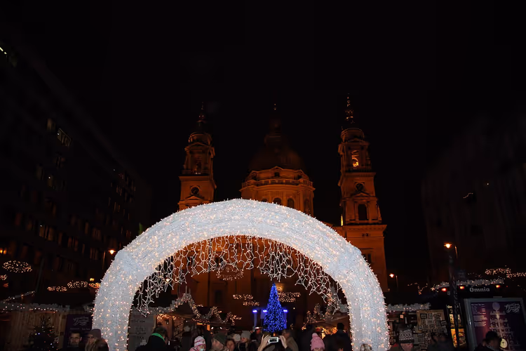 Weihnachtsmarkt vor der Stephansbasilika bei Nacht