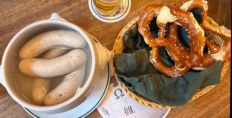Beierse Weisswurst in een pot met pretzels