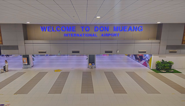 Chegadas do Aeroporto de Don Mueang com placa de boas-vindas